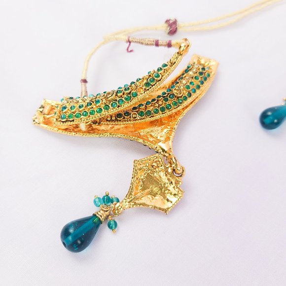 Ornate costume jewelry necklace earring set with emerald crystals and beads - Picture 3 of 7